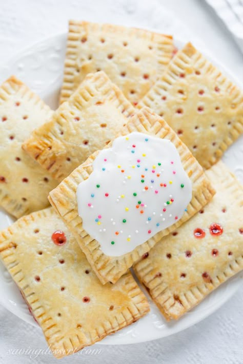 Store-bought poptarts are fantastic on-the-go treats that are great for busy morning breakfasts and after school snacks. Like many foods of that ilk, they definitely aren’t the healthiest foods out there, but they suffice every once in a while. Especially … Berry Poptarts, Homemade Pop Tarts, Poptart Recipe, Pop Tart, Packaged Snacks, Pioneer Woman Recipes, Breakfast Items, Pioneer Woman, Food Inspo