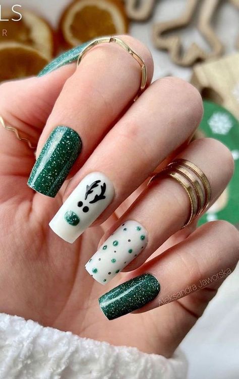 Merry Christmas Manicure, Christmas Simple Nail Art, Green Reindeer Nails, Festive Christmas Nails Green, Christmas Nail Ideas 2023, Nails For Christmas Green, Red And Green Short Nails, Nail Merry Christmas, Christmas Nails 2024 Green