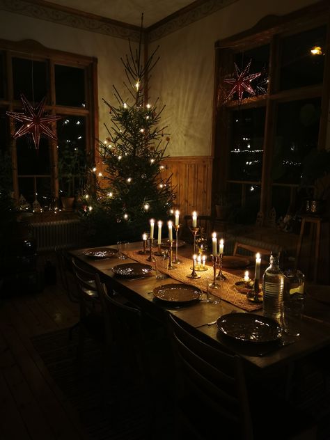 Moody Dickens Christmas, Dark Holiday Aesthetic, Dining Room Dark Academia, Christmas Tree Dining Room, Cozy Winter Party, Classic Christmas Aesthetic, Dark Christmas Aesthetic, Yule Aesthetic, Dark Academia Christmas