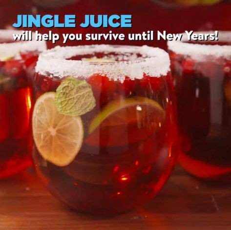 Jingle Juice - Over 30 of the BEST Christmas Cocktail Recipes! Jingle Juice Recipe, Easy Winter Cocktails, Punch Christmas, Best Christmas Cocktails, Mason Jar Cocktails, Grinch Punch, Jingle Juice, Christmas Drinks Alcohol Recipes, Christmas Drinks Recipes