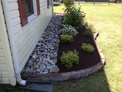 Bugs can be a problem when mulch is too close to the house. Adding ... Landscaping Around House, River Rock Landscaping, Landscape Rock, Casa Country, Professional Landscaping, Rock Garden Landscaping, Home Landscaping, Landscaping Tips, Garden Bed