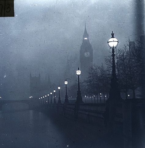 Foggy Night, Gothic Images, Magic Places, Foggy Day, Darkness Falls, Victorian Aesthetic, Victorian London, London Aesthetic, London History