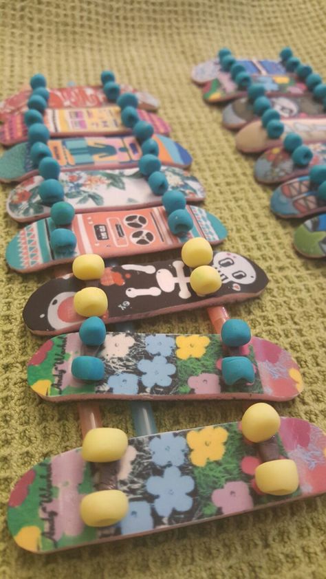 Fondant Skateboard Cupcake toppers Clay Skateboard, Skateboard Cupcakes, Mini Skate, Mini Skateboard, Clay Magnets, Cerámica Ideas, Polymer Clay Dolls, Sport 2, Clay Dolls