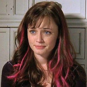 Rory Gilmore Hair, Brown Hair Bangs, Pink Hair Streaks, Pink Hair Highlights, Hair Stripping, Hair Streaks, Hairstyles For Layered Hair, Pink Highlights, Shot Hair Styles