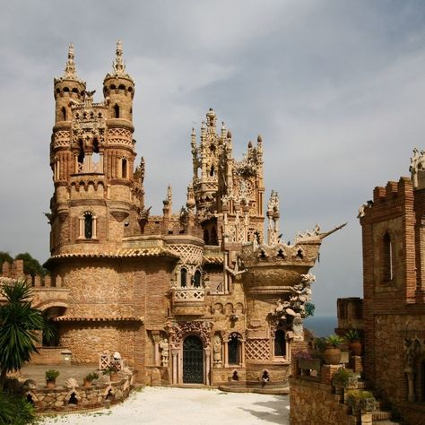 Spanish Castles, Spanish Landscape, Mediterranean Castle, Spanish Castle, Spanish Castle Aesthetic, Mexico Castle, Spain Castle, Real Castles Of The World, Castles In Spain