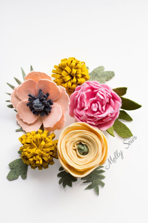 Make a felt flower bouquet with these tutorials for different felt flowers - from felt roses to felt ranunculus to a felt peony & felt dahlias Diy Fleur, Felt Flower Bouquet, Idee Babyshower, Baby Mobil, Felt Flowers Diy, Diy Flores, Fleurs Diy, Felt Roses, Flowers Handmade