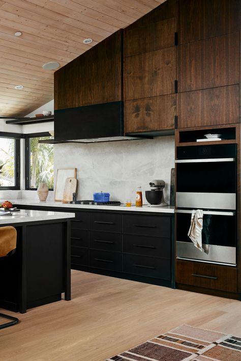 Dark Mid Century Modern, Mountain House Design, Mid Century Modern Renovation, Decor Kitchen Ideas, Modern Mountain House, Black Kitchen Cabinets, Brown Kitchens, Mid Century Modern Kitchen, Bright Kitchens