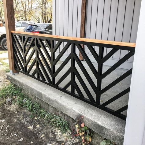 Porch Railing Designs, Front Porch Railings, Gray Cabinets, Porch Railing, Lan Can, Casa Exterior, Front Porch Decorating, Patio Decorating Ideas, Porch Design