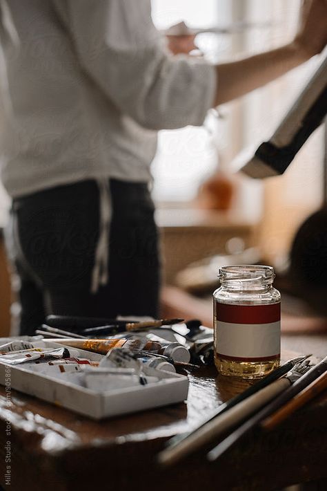 Pictures Of Artists At Work, Artist At Work Drawing, Photos Of Artists At Work, Artist Pictures, Painter Photography, Artist Girl, Artist Working, Artist Aesthetic, Studio Photoshoot