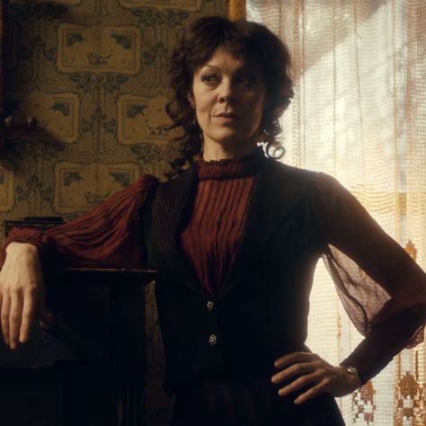 Polly Peaky Blinders, Aunt Polly Peaky Blinders, Peaky Blinders Fashion, Peaky Blinders Costume, 20’s Fashion, Gray Icons, Polly Gray, Helen Mccrory, Red Right Hand