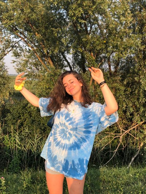 Preppy Tie Dye Shirt, Tie Dye T Shirt Outfit, Tie Dye Shirt Outfit Aesthetic, Aesthetic Tie Dye Shirt, Tye Dye Outfits Summer, Tie Dye Clothes Aesthetic, Tie Dye Ideas Aesthetic, Trendy Tie Dye, Tie Dye Shirt Aesthetic