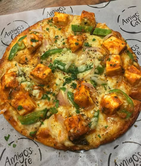 food connects the world on Instagram: “‘Paneer Makhani Pizza’ 😍😍 This one is really too good . Proper flavour of makhan and paneer is all time favourite for vegetarians .  Credit…” Paneer Pizza, Paneer Makhani, Vegetarian Fast Food, Tastemade Recipes, Vegetarian Snacks Recipes, Quick Recipes Snacks, Delicacy Food, Food Therapy, Desi Food