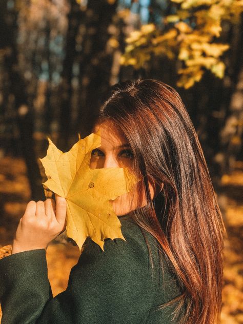 Autumn Leaves Photoshoot, Autumn Photography Portrait, Female Portrait Poses, Fall Shoot, Autumn Instagram, Fall Portraits, Headshot Poses, Become A Photographer, Shotting Photo