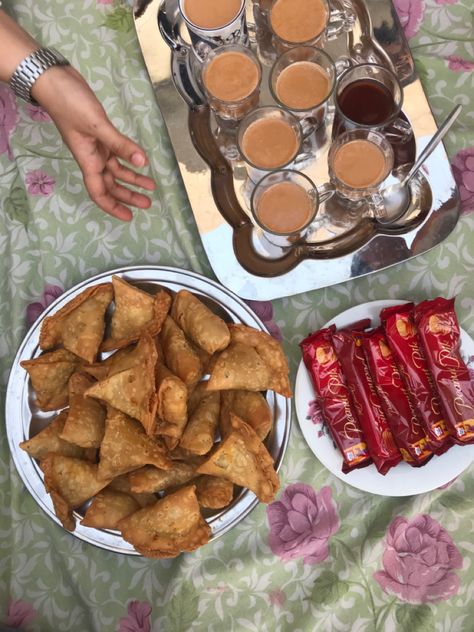 Literally every Pakistani tea party looks like this Pakistani Snacks Tea Time, Pakistani Tea Party Ideas, Desi Tea Party, Nikkah Food, Desi Graduation, Tea Party Looks, Somali Tea, Pakistani Snacks, Purana Pakistan