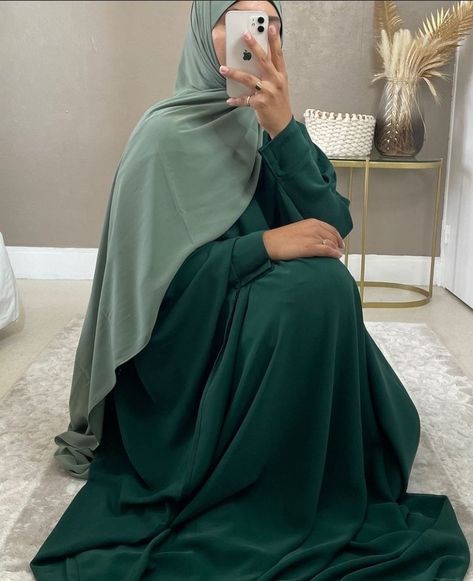 Somali Clothes, Jilbab Outfits, Green Hijab, Islamic Modest Fashion, Uni Fashion, Abaya Outfit, Moroccan Clothing, Simple Hijab, Muslim Women Fashion