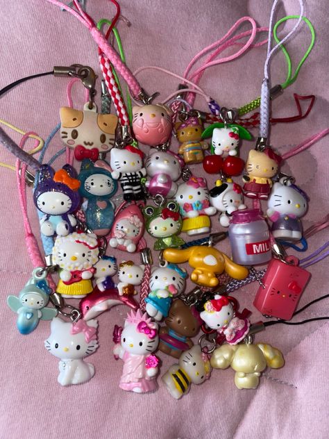 Neo Licca Keychain, Sanrio Trinkets, Gotochi Charms, Keychains Aesthetic, Gotochi Hello Kitty, Sanrio Charms, Hello Kitty Stuff, Hello Kitty Charms, Kitty Toys