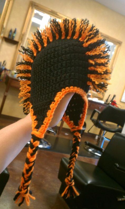 mohawk hat- next year? Crochet Mohawk, Hat Kate, Crochet Critters, Spiked Hair, Diy Vetement, Crochet Stuff, Crochet Beanie, Knit Or Crochet, Nixon