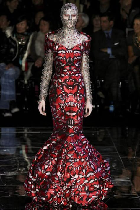 McQueen - his stuff is so artsy and bizarre Alex Mcqueen, Lee Mcqueen, 2009 Runway, Philip Treacy, Sarah Burton, Mcqueen Fashion, Metal Plates, Viktor Rolf, Weird Fashion