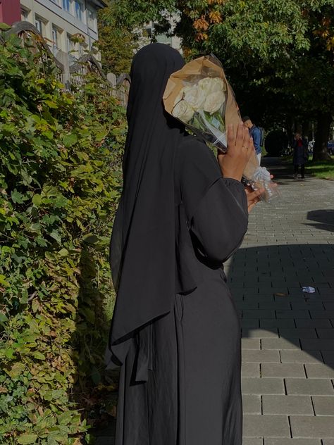 Hijabi Flower Aesthetic, Hijabi Instagram Photos No Face, Abaya With Flowers, Covering Face Pose Aesthetic, Black Hijabi Aesthetic Faceless, Covered Face Aesthetic, Hijabi Faceless Aesthetic, Hijabi Pfp No Face, Hijabi No Face Aesthetic