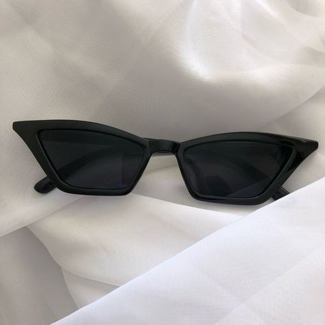 Goggles Sunglasses Women, Triangle Sunglasses, Pretty Sunglasses, Glasses Aesthetic, Classy Glasses, Nice Glasses, Korean Accessories, Unique Sunglasses, Eyewear Trends