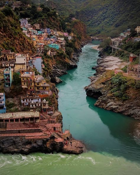 Witness the sacred merger of two divine rivers #Alaknanda & #Bhagirathi at #Devprayag. It is believed that the mythological Saraswati meets these two rivers underground. The sight is pure bliss to look at along with three spiritual peaks surrounding the breathtaking confluence. Stay calm & wait for the right time to visit this captivating place. Amazing click by @amanhimalayan Repost from @lonelyplanetindia Rivers In India, Tamilnadu Famous Places, Caves In India, Ajanta And Ellora Caves, Ganges River, Two Rivers, Stay Calm, Right Time, Famous Places