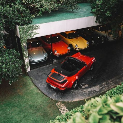 Cj Jeep, Cool Garages, Car Barn, Luxury Garage, Modern Garage, Porsche Models, Classy Cars, Classic Porsche, Porsche Cars