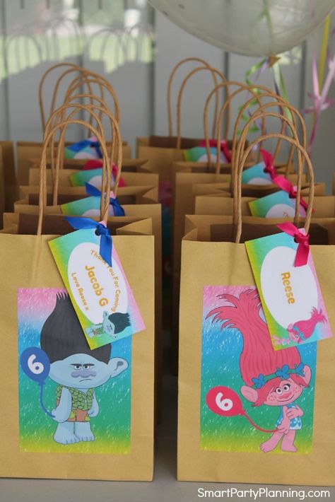 Trolls favor bags Trolls Birthday Party Favors, Diy Trolls Birthday Party Decorations, Boys Trolls Birthday Party, Trolls Boy Birthday Party, Trolls Birthday Party Ideas Decorations, Trolls Party Decorations, Trolls Party Food, Trolls Themed Birthday Party, Diy Trolls Birthday Party