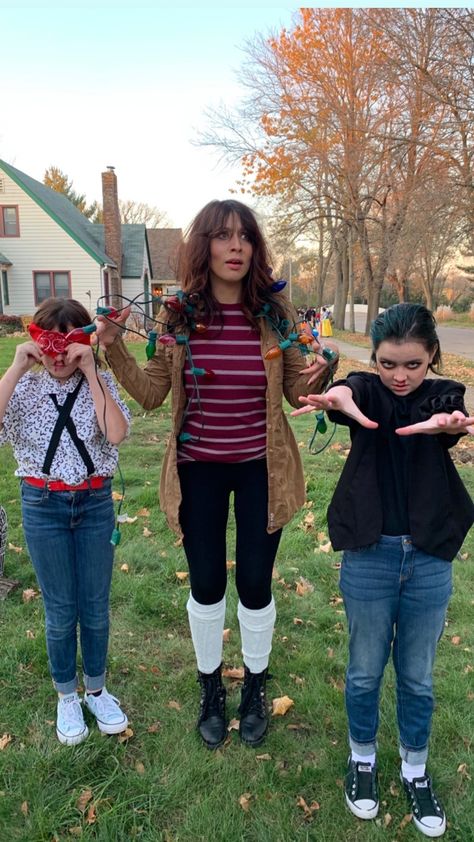 Joyce Stranger Things Costume, 11 Stranger Things Costume, Stranger Things Wreath, Joyce And Hopper Costume, Family Stranger Things Costume, Stranger Things Family Halloween Costume, Stranger Things Fancy Dress, Halloween Costume Stranger Things, Easy Stranger Things Costume