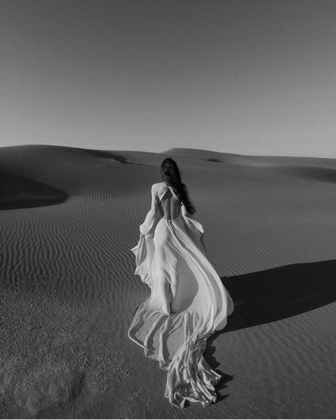 White Sand Dunes Photoshoot, Desert Photography Model, Sand Dune Wedding, Dune Photoshoot, Dune Wedding, Desert Photoshoot Ideas, Beach Fashion Editorial, Sand Dunes Photoshoot, Desert Photoshoot