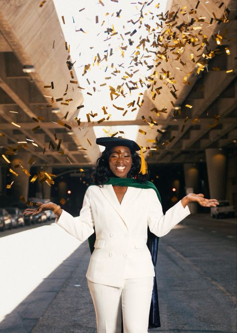 Black Women Graduation Pictures, Grad Pic Ideas, Graduation Pictures Outfits, Graduation Ceremony Outfit, Makeup Usa, Med School Graduation, Nursing Graduation Pictures, College Graduation Pictures Poses, College Graduation Photoshoot