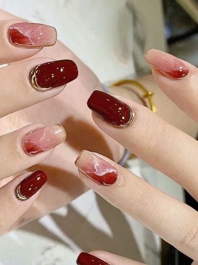 Nail Art Maroon Marble, Kutek Maroon, Nail Art Simple Elegant Classy Maroon, Marble Red Nails, Nail Art Maroon Elegant, Nailart Merah Maroon, Nail Art Maroon Simple, Nail Art Merah Maroon, Nailart Simple Elegant