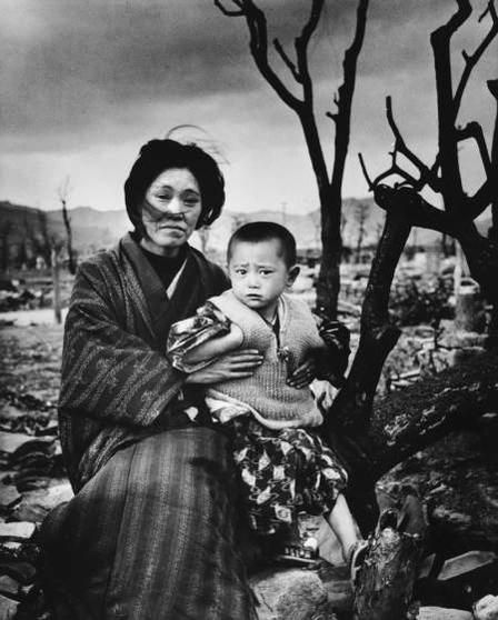 Mother and child in Hiroshima, Japan, December 1945. Photo: Eisenstaedt http://ti.me/1vns0cO Hiroshima Nagasaki, Alfred Eisenstaedt, Edward Weston, Iwo Jima, History Teacher, Famous Photos, Richard Avedon, Fukushima, We Are The World