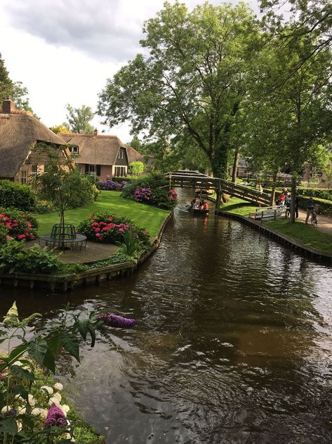 Giethoorn Aesthetic, England Countryside Aesthetic, Holland Countryside, Giethoorn Netherlands, Dream Garden Backyards, Pool Bed, Garden River, Modern Water Feature, Front Lawn Landscaping