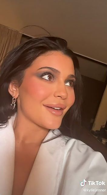 KYLIE Jenner has posted a new video on Tiktok showing off her glam make-up look. The star’s make-up artist, Ariel Tejada, made a comment off-camera and fans are praising him for humbling the reality star. Kylie posted a video of herself in a white bathrobe, soda tab earrings, messy hair, and her make-up done. She […] Makeup By Ariel Kylie, Kylie Jenner Gold Makeup, Soda Tab Earrings, Kylie Jenner Youtube, Ariel Tejada, Kylie Jenner Tyga Videos, 2016 Kylie Jenner Makeup, Tab Earrings, White Bathrobe