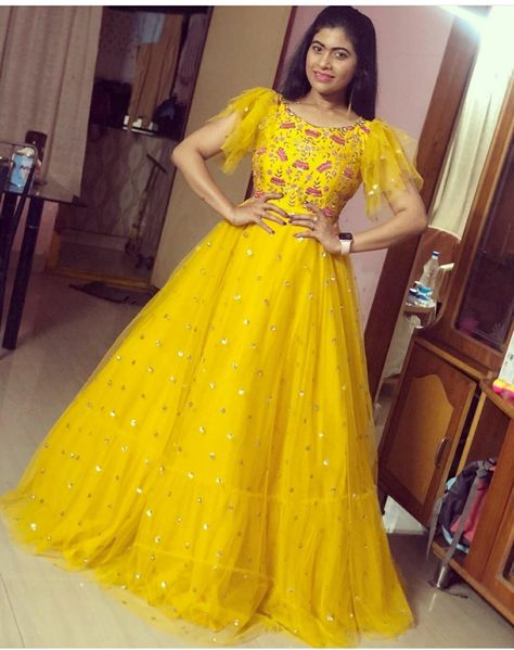 Jeans Formal Outfit, Golden Pillow, Party Wear Long Gowns, Long Skirt Top Designs, Jeans Formal, Fancy Gown, Long Blouse Designs, Frocks And Gowns, Lehenga Saree Design