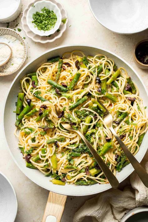 Asparagus Pasta Asparagus Pasta Recipes, Lemon Asparagus Pasta, Mediterranean Chickpea Salad, Creamy Asparagus, Asparagus Seasoning, Spring Veggies, Asparagus Pasta, Potato Leek Soup, Pasta Side Dishes