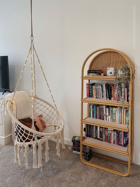 Bedroom With Bookshelf, Boho Bookshelf, Earthy Room, Inspired Room Decor, Boho Storage, Apartment Decoration Ideas, Boho House Decor, Bedroom Bookshelf, Home Bookshelves