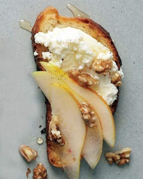 PEAR, WALNUT AND RICOTTA CROSTINI Ricotta Crostini, Crostini Recipes, Martha Stewart Recipes, Think Food, Snacks Für Party, Idee Pasto Sano, Appetizers For Party, Naan, Clean Eating Snacks