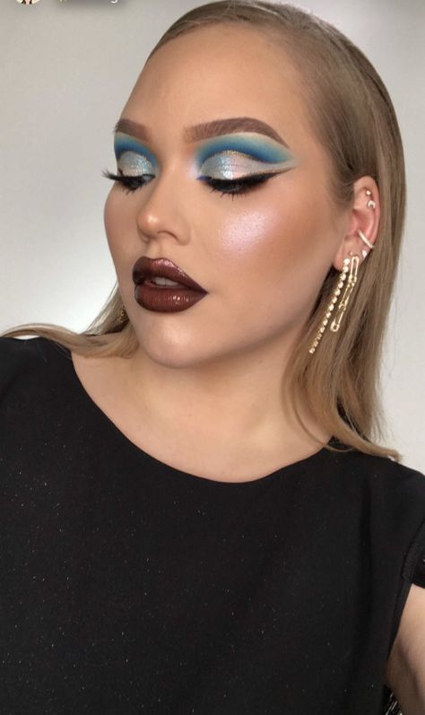 Blue cut crease ✨ by NikkieTutorials Blue Cut Crease, Shape Learning, Wedding Makeup For Blue Eyes, Cut Crease Eye Makeup, Dramatic Wedding Makeup, Cut Crease Eyeshadow, Cut Crease Eye, Cute Eyeshadow Looks, Brown Mascara