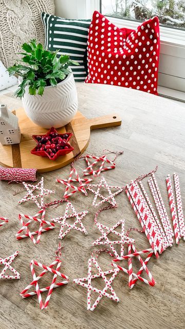 Straw Star Ornaments, Paper Straw Stars, Straw Snowflakes, Straw Stars, Childrens Christmas Crafts, Holiday Crafts Gifts, Christmas Craft Projects, Crafts For Seniors, Craft Show Ideas