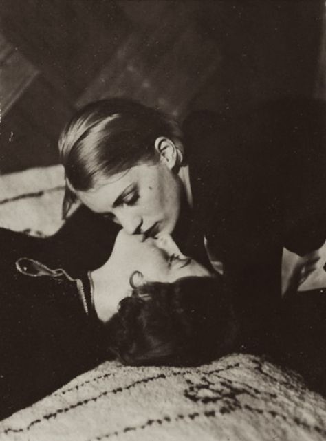 Man Ray Photography, Vintage Lesbian, Woman Loving Woman, Lee Miller, Fotografi Vintage, Lesbian Art, Centre Pompidou, Surrealism Photography, National Portrait Gallery