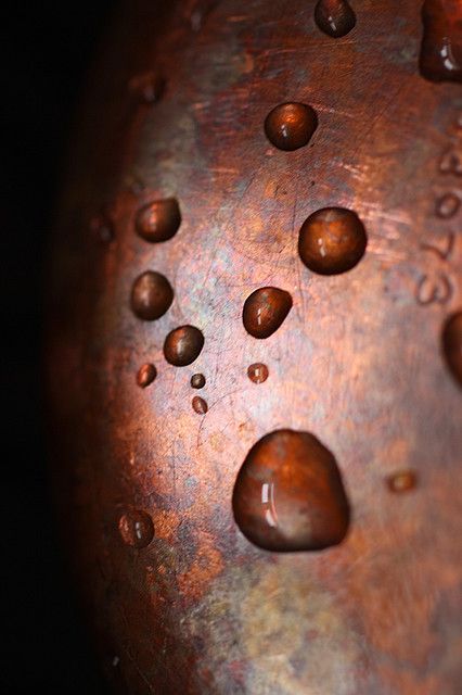 burnished copper pots strategically hung for art appreciation and easy access serving. Decorating 101, Drops Of Water, Copper Kettle, Copper Cookware, Copper Pots, Copper Rose, Bad Design, Copper Brass, A Metal