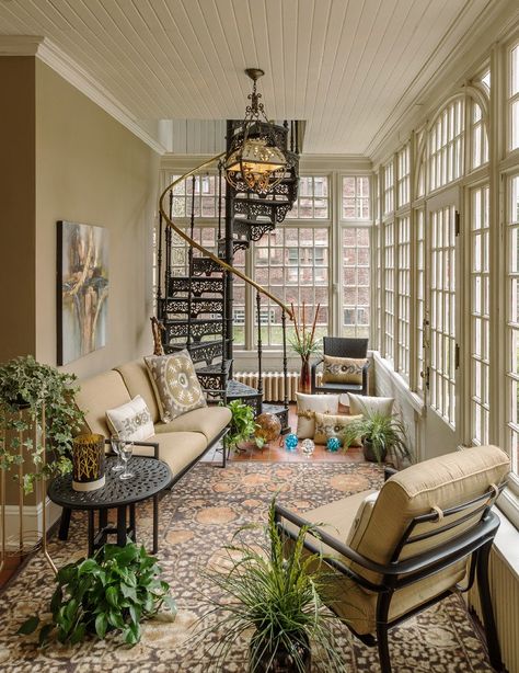 20 Picturesque Traditional Sunroom Designs That Will Extend Your Home 4 Season Sunroom Ideas, Ruang Tamu Outdoor, Sunroom Remodel, Cozy Sunroom, Small Sunroom, Four Seasons Room, Sunroom Decorating, Sunroom Designs, Relaxation Room