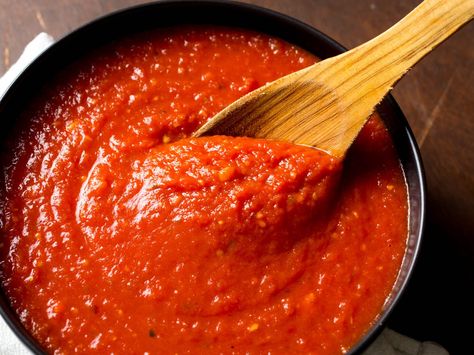 This will be your go-to easy red sauce #recipe #tomatosauce #italianfood Italian Gravy, Red Sauce Recipe, Decorações Com Comidas, Fresh Tomato Sauce, Easy Italian, Serious Eats, Red Sauce, Alfredo Sauce, Secret Recipe