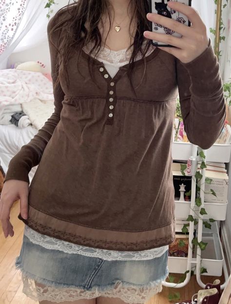 Cami Under Shirt, Hollister Y2k Babydoll Top, Outfit Ideas Brown Shirt, Outfits With Babydoll Tops, Brown Cami Top Outfit, Coquette Babydoll Top, Brown Babydoll Top, Hollister Babydoll Top Outfit, Babydoll Tops Outfit