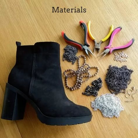 Boot Charms Diy, Diy Boot Chains, Diy Boot Jewelry, Boot Accessories Diy, Boot Jewelry Diy Ideas, Diy Festival Accessories, Boot Chains Diy, Boho Accessories Diy, Boot Makeover