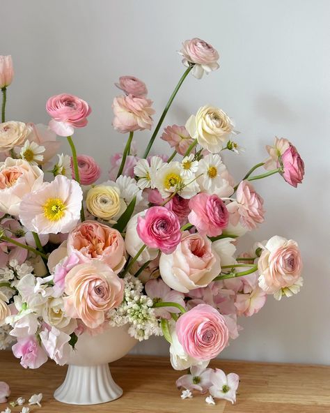 Peachy pinks are my forever favourite 🍑🎀🌸✨ If you want to learn how to make the prettiest table arrangements, come along to my workshop on Tuesday the 19th of November! Tickets are still available- I’d love to see you there 🫶🏼✂️🌱 • • • • #brisbaneflorist #thisisbrisbane #flower #brisbaneflowersdelivered #flowerbouquet #blooms #floral #brisbaneevents #flowerlove #brisbaneweddings #weddingflorist #love #brisbanebrides #bridalbouquet #brisbaneflowerdelivery #weddingflowers #freshflowers #flowe... Pink Wedding Floral Arrangements, Bow Renewal, Pink Peony Bouquet Wedding, Flower Table Setting, Floral Therapy, Pink Peonies Wedding, Peach Ranunculus, Senior Hoco, Pink Peonies Bouquet