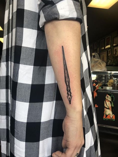 #dippen #tattoos #tattoodesigns #pentattoo #dippentattoo just got my first tattoo! Quil Pen Tattoo, Tattoo Ideas Pen, Fountain Pen Tattoo, Pen Tattoo Ideas, Hand Tatto, Tattoo On Hand, Pen Tattoo, Omerta Tattoo, Tattoo Pen