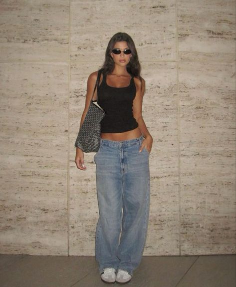 Casual Outfits Summer Night, Casual College Outfits Shorts, 90s High Waisted Jeans Outfits, Baggy Pants Heels Outfit, Chicago Bar Outfit, Outfit Inspo Brunette, Black Tank And Jeans Outfit, Muscle Shirt Outfit, Outfits For Short Torso Women