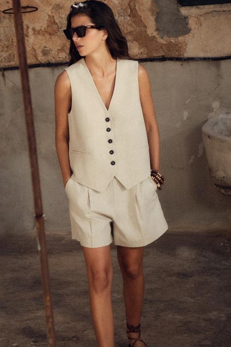 TAILORED LINEN BLEND WAISTCOAT - Khaki | ZARA United States Annie Hall, Sleeveless Waistcoat, Summer 2025, Essential Wardrobe, Euro Summer, Fits Inspo, Vest Outfits, September 2024, Dress For Success